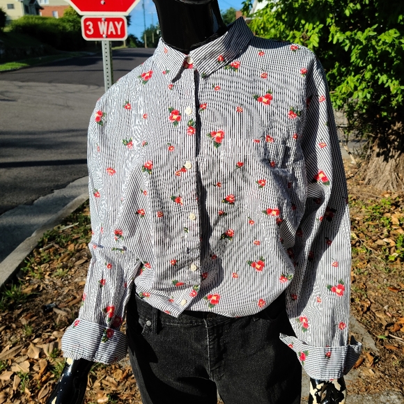 Old Navy Flower Stripe Classic Button Up - Picture 4 of 10